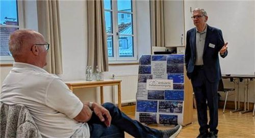 Vorsitzender Stephan Bierschneider (rechts) wie auch der Geschäftsführer Werner Kalleder konnten in der Versammlung des Netzwerks Hospiz Südostbayern viel Positives berichten.Foto Hobmaier