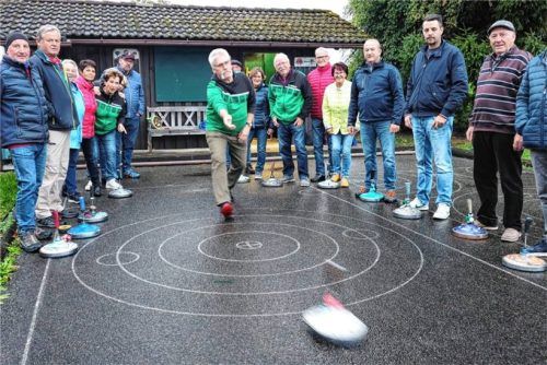 Vorsitzender Walter Schmid in Aktion beim allerletzten Stocktraining auf dem Waldheimer Kinderspielplatz. Foto re