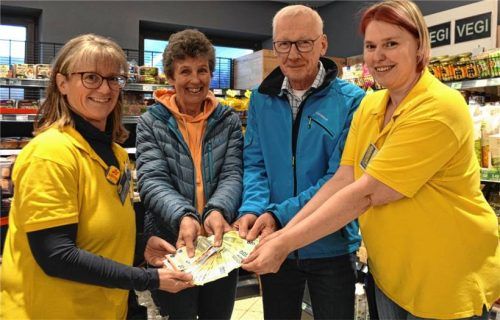 Vorzeitiges Weihnachtsgeschenk: Angelika Drost und Klaus Donath vom Projekt „Gemeinsam Weihnachten feiern“ (Mitte) nahmen im Edeka-Laden in Grassau 1670 Euro entgegen. Das Geld ist das Flaschenpfand, das die Kunden spendeten. Die Angestellten Christine Naber (links) und Michaela Haberhauer freuten sich mit.Foto Eder