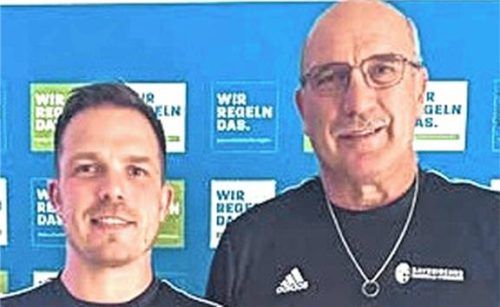 Wachwechsel: Ronny Schmidt (links) soll Sepp Kurzmeier als Schiedsrichter-Obmann der Gruppe Chiem beerben.Foto re