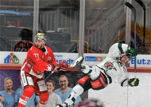 War das die Szene, die für das Aus von Teemu Pulkkinen sorgte? Der finnische Angreifer stürzt nach dem Duell mit Marius Erk.Foto Andreas Chuc