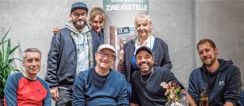 Was kommt nach dem Tod? Nach der Vorstellung bei der Signierstunde: Stehend Regisseur Julius Grimm, Moderatorin Andrea Hailer, Schauspielerin Johanna Bittenbinder. Sitzend in der Mitte die Schauspieler Rainer Bock und Simon Pearce, eingerahmt von Robert Siersch und Patric Bacher-Kuhn (beide „Aibvision“).Foto Julia Sanftl