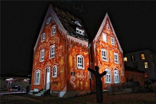 Wasserburg möchte in der Adventszeit über die Grenzen der Stadt (hier der BürgerBahnhof in der Altstadt im vergangenen Jahr) hinaus strahlen. Foto Stuffer