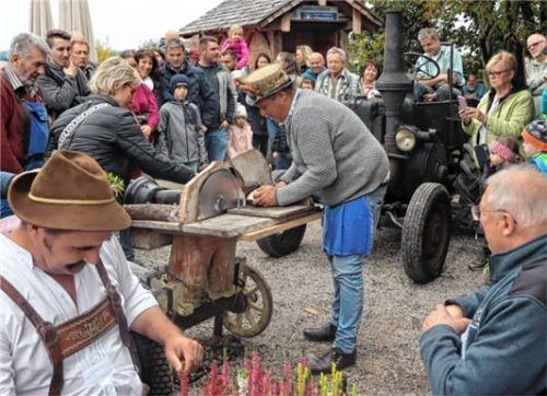 Wast Bichler zeigte das Speckschneiden mithilfe eines historischen Lanz-Bulldogs.