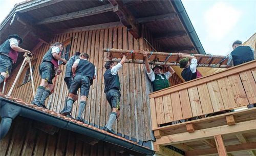Weil der Weg über die Aufgangstreppe zur Wohnung von den „Vermessern“ nicht freigegeben werden konnte, musste der Wecken über Vordach und Balkon in die Wohnung umgeleitet werden.