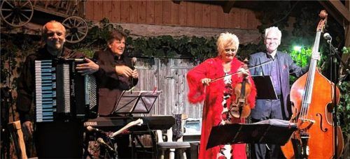 Weit mehr als nur Jazz boten (von links) Akkordeonist Enrique Ugarte, Manfred Manhart am Klavier, Ensemblechefin llona Cudek (Geige) und Bernhard Seidel am Kontrabass. Foto Graichen