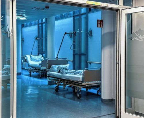 Welche Verantwortung hat ein privater Klinikträger in der Krankenhausreform? Das Bayerische Gesundheitsministerium klärt auf. Foto IMAGO