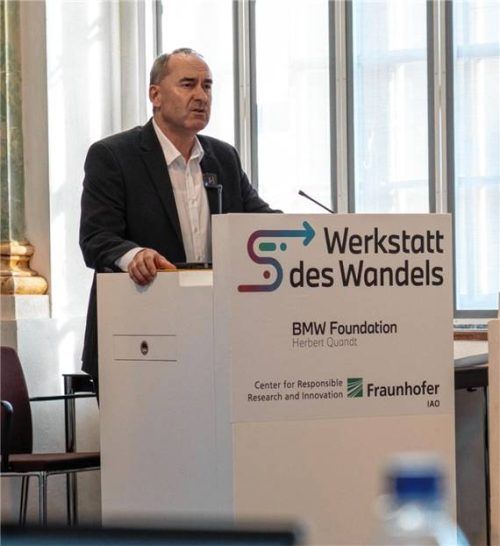„Wenn Dekarbonisierung nur durch Deindustrialisierung möglich ist, dann macht das keinen Sinn“, legte Wirtschaftsminister Hubert Aiwanger bei der „Werkstatt des Wandels“ im Akademiezentrum der Technischen Universität München im Kloster Raitenhaslach seinen Standpunkt dar. Fotos StMWi
