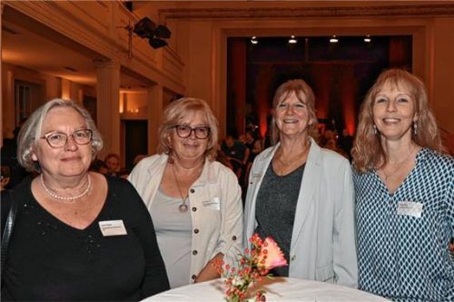 „Wenn man Spaß hat, zählen die Stunden nicht“, sind sich (von links) einig: Brigitte Geberl, Gaby Gerg, Gisela Zeilhofer und Celia Klein.
