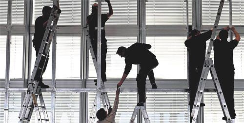 Wenn Stellenabbau droht, ist der Austausch mit Kollegen wichtig – aber auch das Gespräch mit Vorgesetzten kann Klarheit bringen. Foto ARNE DEDERT/DPA