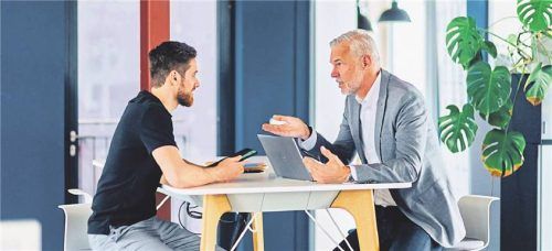 Wer neu im Unternehmen ist, sollte sich regelmäßig Feedback von den Vorgesetztenholen, um Erwartungen abzustecken. Foto ZACHARIE SCHEURER/DPA-TMN