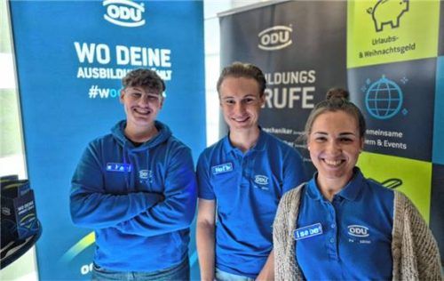Werkstudentin Elisabeth Neis und zwei Auszubildende kamen mit vielen Schülern ins Gespräch.