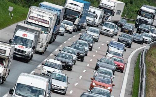 Wider die Blechlawine: Die Grassauer Räte wollen, dass der Stau möglichst da bleibt, wo er entsteht: auf der Autobahn. Foto dpa