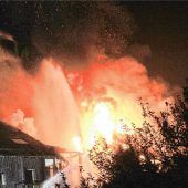 Feuerball vernichtet „Heuser-Anwesen“