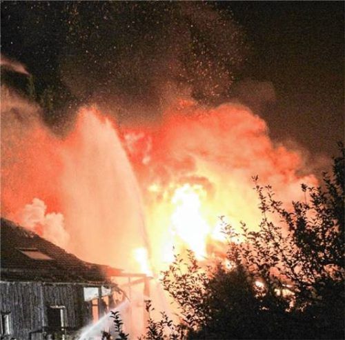 Wie ein Feuerball ergriffen die Flammen das Bauernhaus. Sie waren kilometerweit zu sehen.