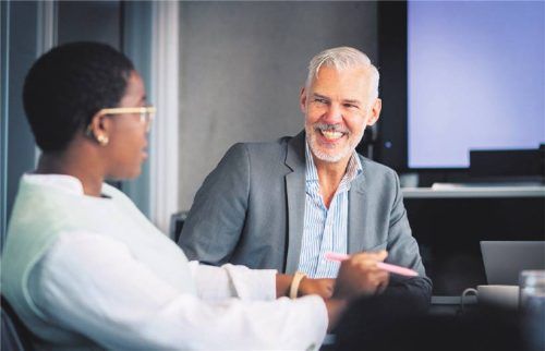 Willkommen zurück: Wer nach längerer Unterbrechung zurück ins Berufsleben startet, sollte sich vorab mit dem Arbeitgeber absprechen. Foto ZACHARIE SCHEURER/DPA-TMN