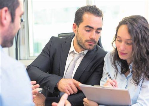 Wohnungsbesichtigungen fühlen sich mittlerweile oft an wie ein Jobinterview. Schummeln sollte man trotzdem nicht. Foto Smarterpix/perig76