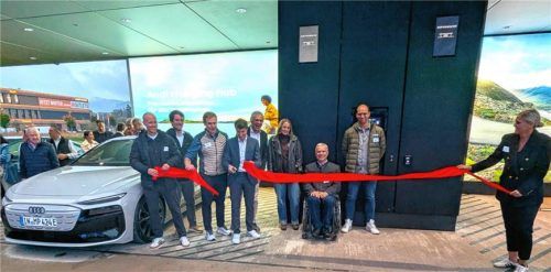 Zahlreiche Ehrengäste waren zur Eröffnung der neuen Audi Charging Hub-Station gekommen. Foto Hoffmann