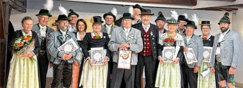 Zahlreiche Ehrungen für langjährige aktive Mitgliedschaft gab es bei der Jahresversammlung des Trachtenvereins Reichertsheim. Auf dem Bild von links: Marianne Grundner (mit Blumenstrauß), Gust Grundner (60 Jahre), Hans Grundner (60 Jahre), Andreas Maier (40 Jahre), Marcella Holzgaßner (30 Jahre), Agathe Haller (50 Jahre), Georg Hingerl (50 Jahre), Sepp Kinzner (goldenes Gauehrenzeichen und 50 Jahre), Rupert Lohmayer (50 Jahre), Gebietsvertreter des Gauverbandes I, Franz Leipfinger, Sepp Baumgartner (60 Jahre), Hannelore Stadlmair (50 Jahre), Sebastian Sonner (60 Jahre), Peter Huber (50 Jahre), Margit Holzner (50 Jahre) und Georg Hanslmeier (50 Jahre).Foto grundner