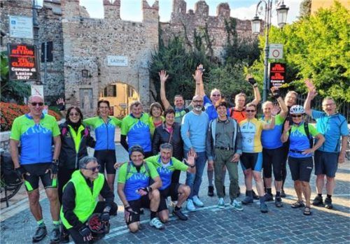 Zehn am Ziel: Die Priener Gruppe posiert vor dem Stadttor von Lazise. Foto  Hobmaier