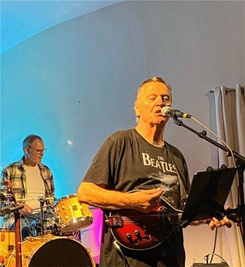 Zeigten eindrucksvoll, was sie musikalisch drauf haben: Rudi Baumann und seine Freunde im Gimplkeller.Foto M. Brezina