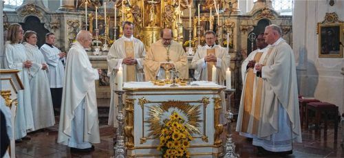 Zelebrierten gemeinsam die Eucharistiefeier zum Jubiläum der Pfarrkirche St. Jakobus: (von links) Pfarrer Otto Steinberger, Diakon Alfred Stadler, Weihbischof Wolfgang Bischof, Diakon Dr. David Neu, Pfarrvikar Dr. Anicet Mutonkole-Muyambi und Pfarrer Thomas Barenth. Fotos sutherland