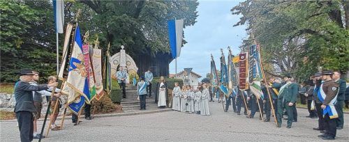 Zu den Klängen des „Guten Kameraden“ senken sich die Fahnen zum Gedenken an die Gefallenen der Kriege 1914/1918 und 1939/1945. Foto künzner-Hingerl