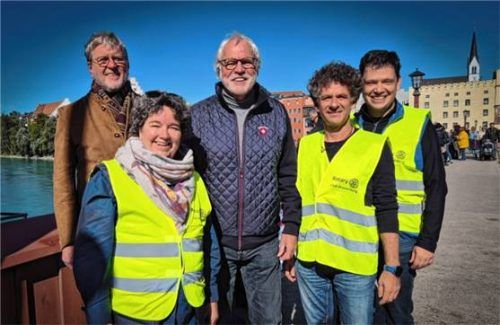 Zufriedene Gesichter waren bei bei den Rotariern (von links) Dr. Marcel Huber, Maria Schechtl, Werner Gartner, Harald Niederlöhner und Josef Sax zu sehen. Foto Rieger