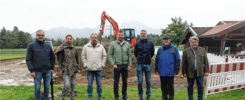 Zum Baustart der 130 Meter langen Strecke kamen (von links) Stefan Kellerer, Edith Zettlitz, Bernd Fleindl, Manfred Huber, Stefan Katarr, Johann Kölbl und Josef Reithmeier. Foto  Adersbenrger