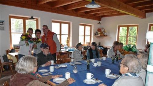 Zum Dank für ihre Hilfe überreichte Initiator Wolfgang Zintel (hinten, rechts) Sybille Hergeth (links) und Anni Huber je einen bunten Blumenstrauß.Foto  Wunderlich