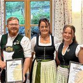 Zwei Musiker erhalten Abzeichen