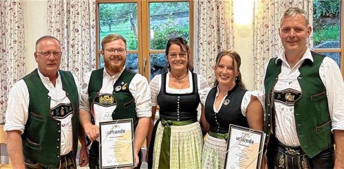 Zur Ehrung gratulierten (von links) der musikalische Leiter Klaus Kronast, Florian Rauschmayer, Vorsitzende Marlene Wagner, Rebekka Reiter und Dirigent Andreas Weinberger. Foto re