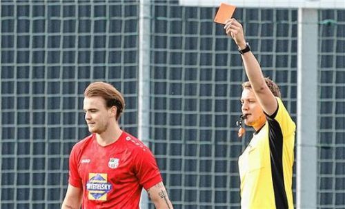 Zweite Rote Karte in dieser Saison: Traunsteins Angreifer Julian Höllen (links).Foto Gabi Zucker