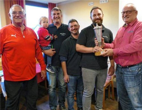 Zweiter Bürgermeister Werner Schreiber (rechts) übergab den Wanderpokal an den Moar der „Faßl Hütt’n 2“ Korbinian Furtner mit seinem Siegerteam Vitus Seidl und Stefan Koblbauer (mit Elias). Dazu gratulierte auch Turnierleiter und Maurervereins-Vorstand Peter Christan (links). Foto bachmaier