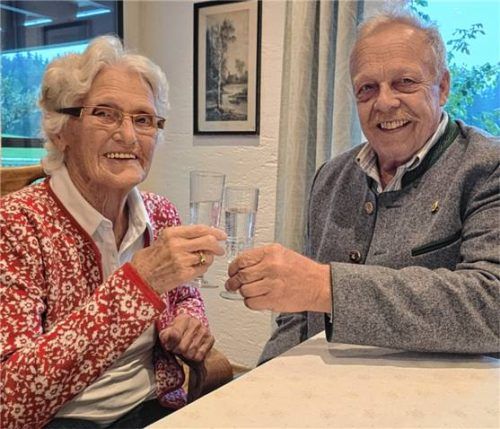 Zweiter Bürgermeister Wolfgang Kierner gratuliert Adolfine Böhm zum 90. Geburtstag.Foto Ammelburger