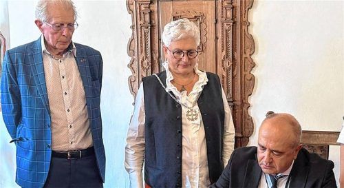 20 Jahre Städtepartnerschaft: Aus diesem Anlass hat sich im September 2024 Iraklios Bürgermeister Nikos Babalos im Beisein von Mühldorfs Altbürgermeister Günther Knoblauch (links) in das Goldene Buch der Stadt eingetragen. In der Mitte Zweite Bürgermeisterin Ilse Preisinger-Sontag. Foto Stadt Mühldorf