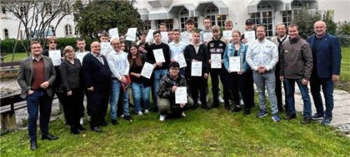 20 polnische Berufsschüler durften auf Initiative der Kreishandwerkerschaft Altötting-Mühldorf in heimischen Betrieben hospitieren und erhielten am Ende ein Zertifikat. Foto kreishandwerkskammer