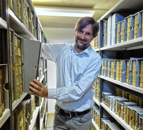 25-Jahre-Rückblick mit aktuellem Bild von Stadtarchivar Matthias Haupt in seinem Reich, dem vor 25 Jahren gemachten Bild im Artikel nachempfunden. Foto rieger