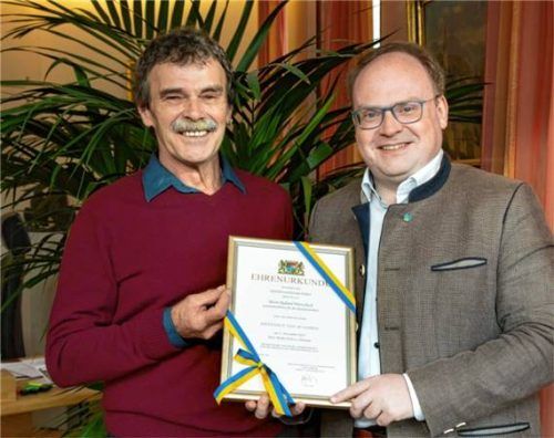 40 Jahre im Dienst der Gemeinde: Bürgermeister Andreas Friedrich (rechts) gratuliert Roland Worschech. Foto berger