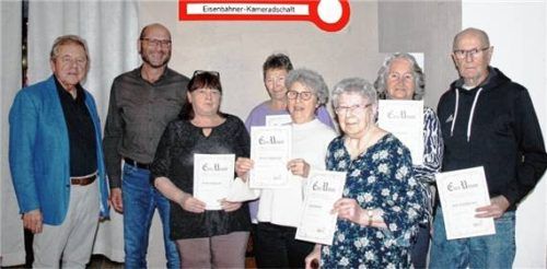 40 Jahre Vereinsmitgliedschaft: (von links) Vorsitzender Gerhard Mania, Stellvertreter und Kassier Thomas Hofbauer, Gabi Holzhauser, Katharina Dietrich, Renate Schulmeister, Rosi Holzner, Heidi Kürmeier und Josef Schulmeister. Foto jani
