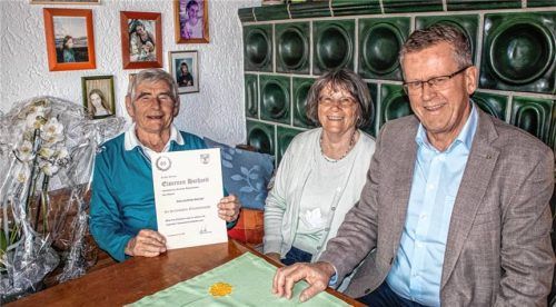 65 Jahre sind Heinz und Renate Spielvogel bereits zusammen. Bürgermeister Georg Weigl (rechts) gratulierte mit einer Orchidee. Foto stache
