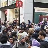 Riesenschlange vor Uniqlo: Japanischer Mode Hersteller eröffnet an der Lepoldstraße