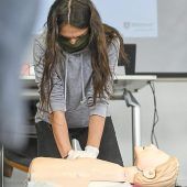 Wie man bei Herzstillstand helfen kann