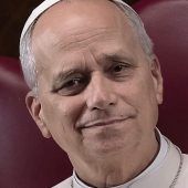 Papst isst mit Bedürftigen Lasagne