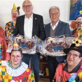 Lederer Gmoa stürmt Wasserburger Rathaus zum Faschingsauftakt