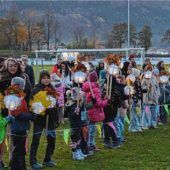 110 Kinder feiern auf dem Sportplatz