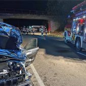Nächtlicher Frontalcrash auf der B15 – Pkw und Wohnmobil völlig zerstört – 35-jährige Frau schwer verletzt