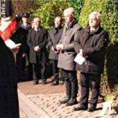 Der Opfer von Krieg, Gewalt und Terror gedacht