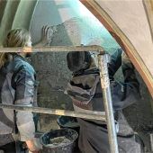 Freilegung eines Buntglasfensters: Ramerberger Kirchenrenovierung ist ein Jahrhundert-Projekt