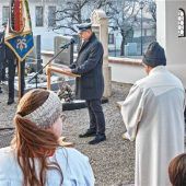 Zeitzeugen, Kränze und Böllerschüsse